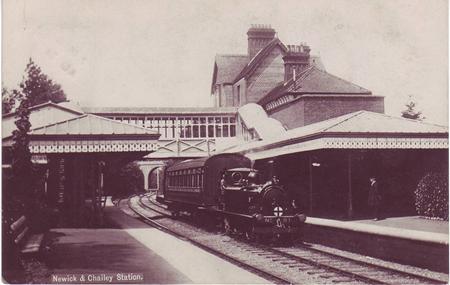 1024px-Newick_and_Chailey_station