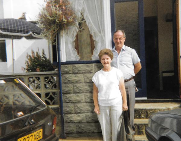 couple(s) on steps