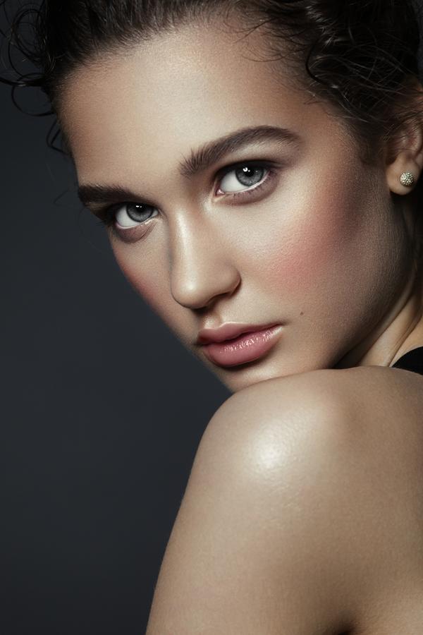 Professional photo retouching. Elimination of bags under the eyes. Retouch skin