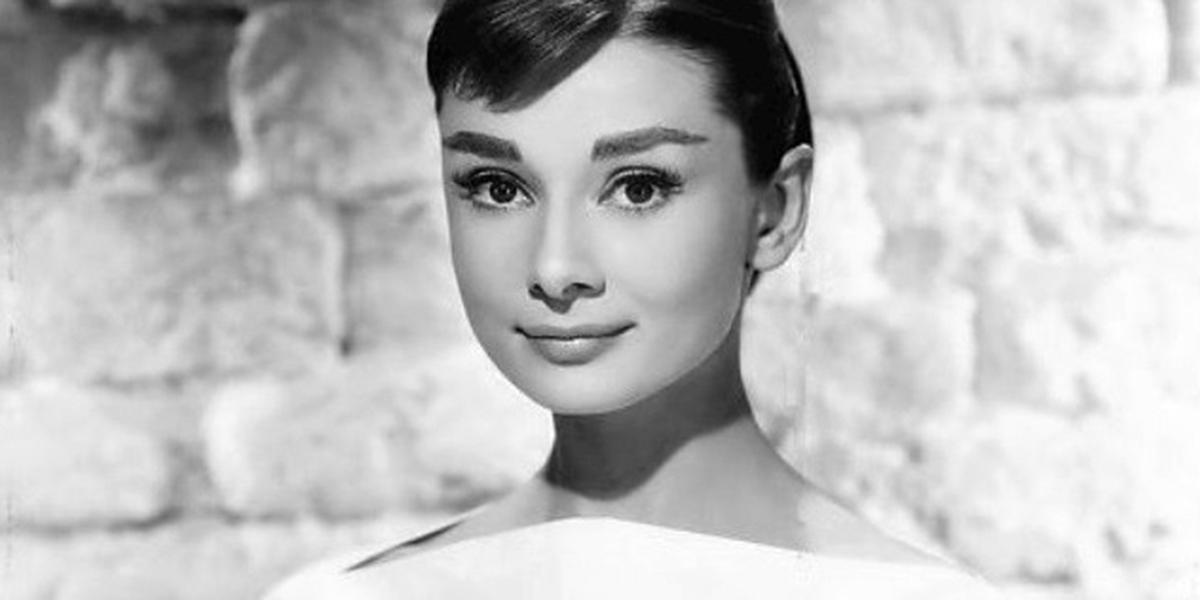 web3-audrey-hepburn-actress-portrait-smile-black-and-white-wikipedia