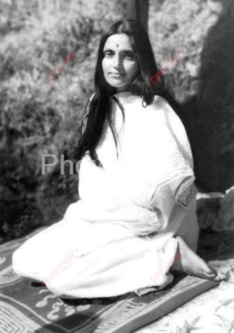 Anandamayi Ma - Sitting Turned Right_01