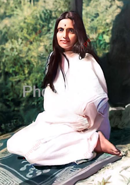 Anandamayi Ma - Sitting Turned Right 02