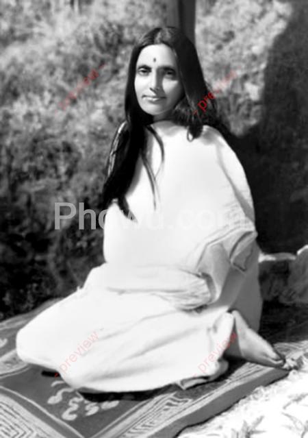 Anandamayi Ma - Sitting Turned Right_V2