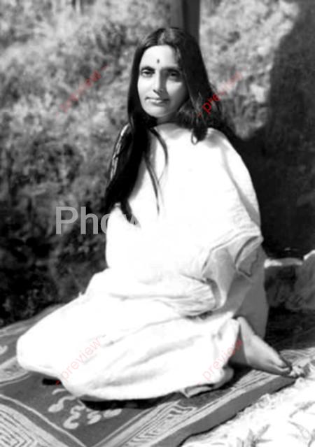 Anandamayi Ma - Sitting Turned Right_V1