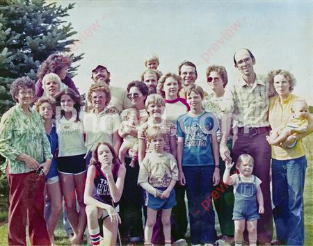 1982ish-07 Frost reunion - Group photo with Grandma Carmel, Uncle Mike_s family, Uncle Dan_s family and our family 23
