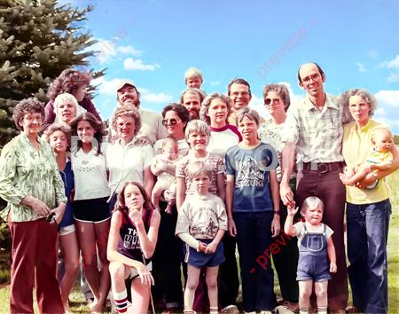 1982ish-07 Frost reunion - Group photo with Grandma Carmel, Uncle Mike_s family, Uncle Dan_s family and our family 2