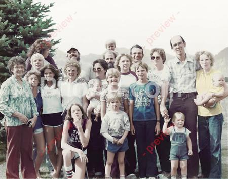 1982ish-07 Frost reunion - Group photo with Grandma Carmel, Uncle Mike_s family, Uncle Dan_s family and our family 2-3