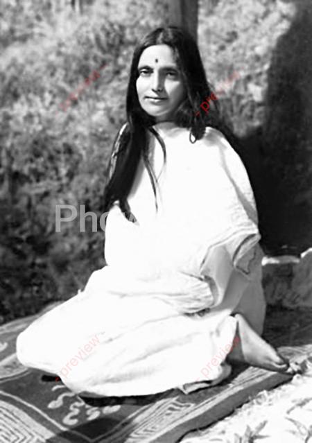 Anandamayi Ma - Sitting Turned Right